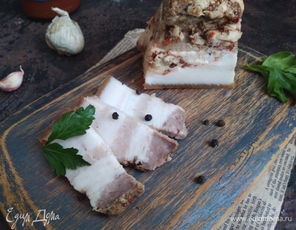 Духовку разогреть до 180°C. Готовить сало в фольге 40 минут. Выключить духовку и дать ему там остыть. Убрать в холодильник на ночь. Или в морозилку на хранение.