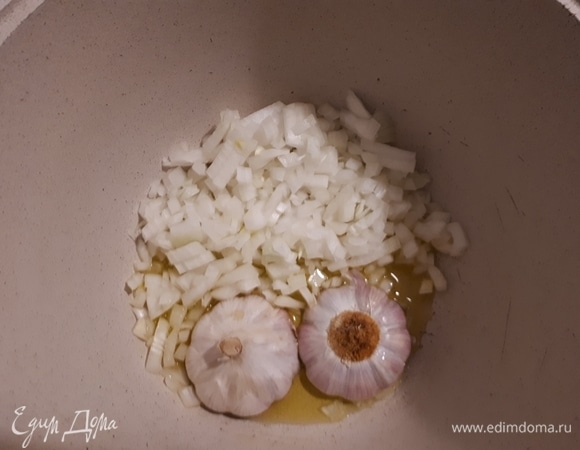 Обжарьте лук и чеснок на оливковом масле в глубокой кастрюле на среднем огне.