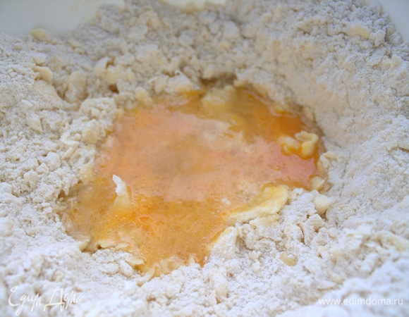 Отдельно взбить яйца с солью и растительным маслом без запаха.