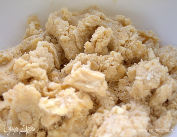 В комбайне или руками начинаем месить тесто, подсыпая оставшуюся муку.