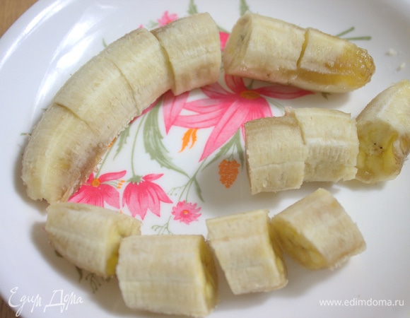 А пока перейдем к начинке. Мне нужно было использовать переспелые бананы, размяла их вилкой.