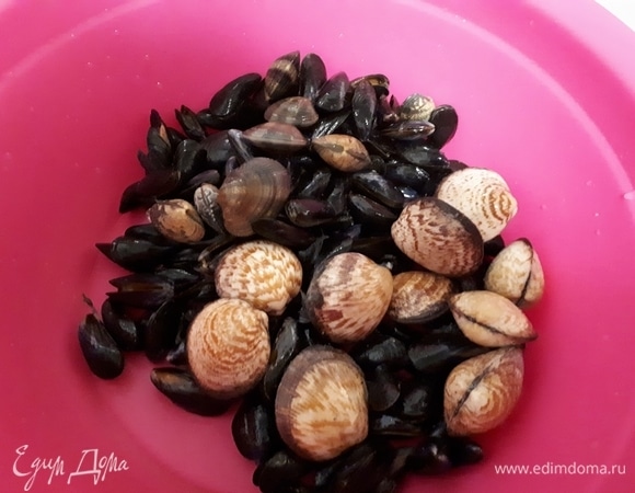 Тщательно вымойте ракушки. Выкиньте раскрытые и поврежденные.