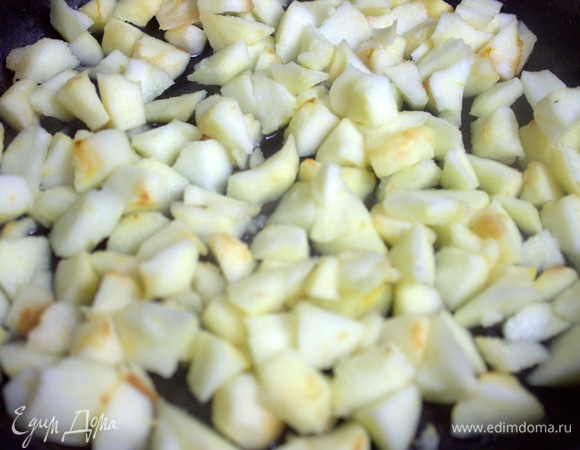Но можно обойтись только яблоками. Очистить, нарезать кубиком, потушить в сковороде с небольшим количеством воды. Сахар — по желанию, я не добавляла.