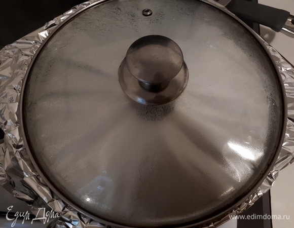 Накройте кастрюлю фольгой, а затем сверху крышкой и оставьте на час на слабом огне.
