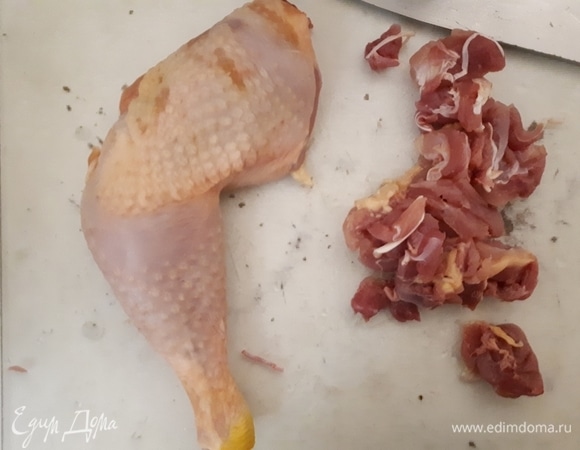 Срежьте мясо с окорочков.