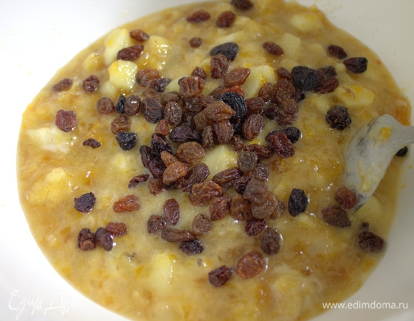 Я добавила изюм, можно заменить вяленой клюквой. Если начинка получилась очень жидкая, добавьте крахмал.