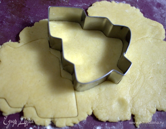 Из остатков теста вырезать елочки и звезды.