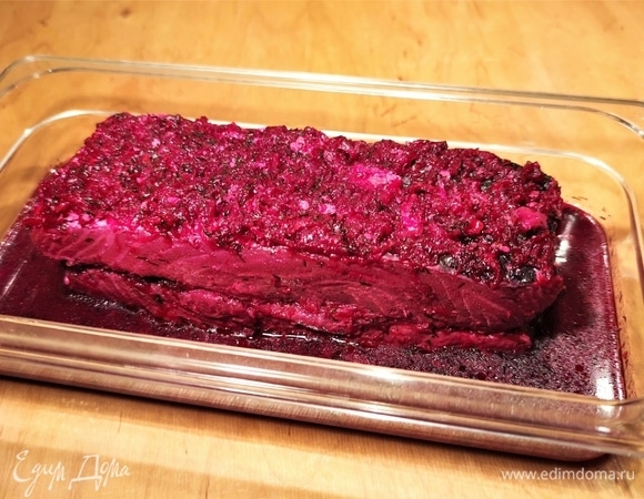 Вкус рыбы прежде всего зависит от ее качества. Покупайте лосось охлажденный. У перемороженного будет бледный цвет мяса, он будет крошиться, его невозможно красиво нарезать. Водка помогает сохранить рыбе цвет и форму. Начнем готовить: рыбу ополоснуть, обсушить. У меня кусок. Я разрезала его на две части, удалила кости. Цедру лимона и свеклу натерла на мелкой терке. Приготовим засолочный маринад: в посуду, где будет солиться рыба, вливаем водку, добавляем соль и сахар. Добавляем свеклу, цедру лимона, укроп мелко нарезанный. Перемешиваем. Опускаем в маринад рыбу и хорошо обволакиваем ее смесью со всех сторон. Куски рыбы кладем один на другой сторонами без кожи внутрь. Сверху еще добавим маринада. Закрываем пищевой пленкой и убираем в холод на ночь (12 часов).