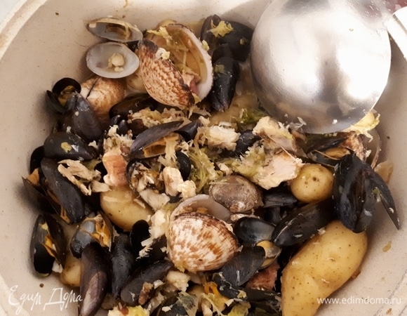 Когда пульмай будет готов, постарайтесь вынуть капустные листья. Если не получится — ничего страшного. Хорошенько перемешайте.