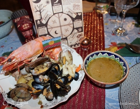 Подавайте мясо и морепродукты в глубоких тарелках. Бульон из блюда можно подать отдельно в пиале. Честно говоря, пульмай проще всего есть руками, но при желании можно управиться и ложкой :) Приятного аппетита!