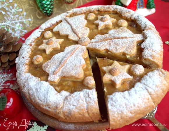 Пирог хорошо держит форму и нарезается отлично.