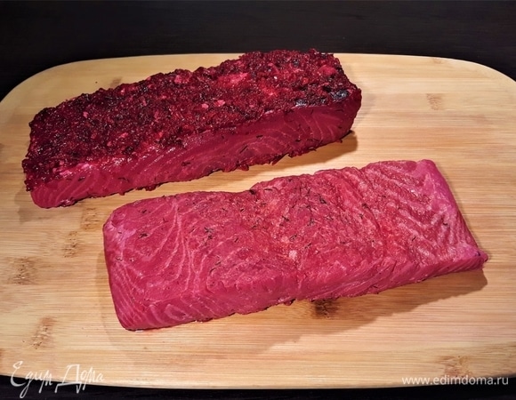 Достаем рыбку. Очищаем ее от всех специй, свеклы, цедры, укропа.