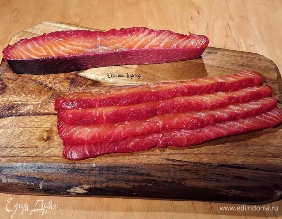 Нарежьте гравлакс тонкими ломтиками. Сочная и нежная — такая рыба будет таять во рту!