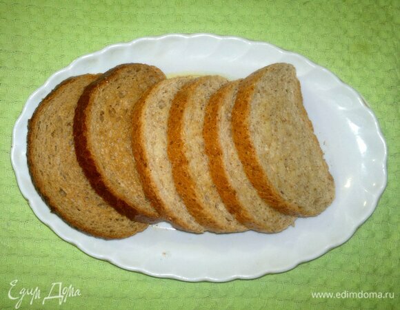 Ломтики батона поджарить в тостере или на сухой сковороде.