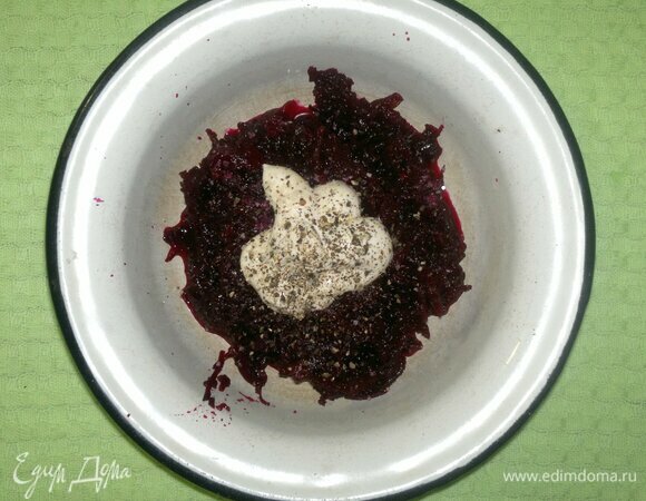 Свеклу очистить от кожуры, натереть на мелкой терке. Добавить сметану, хрен, соль, перец по вкусу, перемешать.