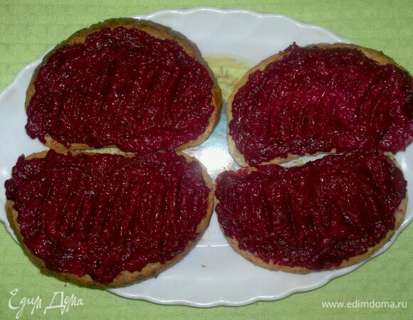 Кусочки батона намазать свекольной массой.