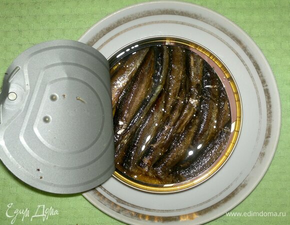 Открыть банку со шпротами. На каждый тост выложить по 2 рыбки. Помидоры черри вымыть, обсушить и нарезать тонкими ломтиками. Петрушку помыть, обсушить.