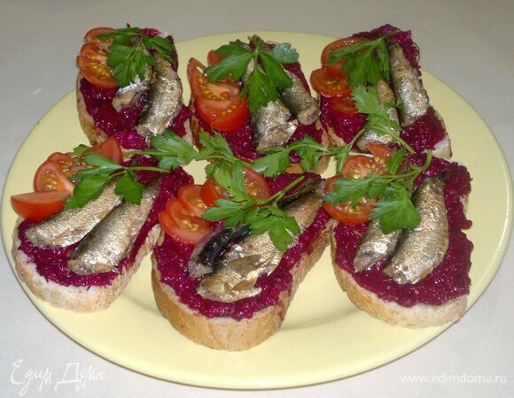 Выложить тосты на блюдо. Украсить помидорами черри и петрушкой.