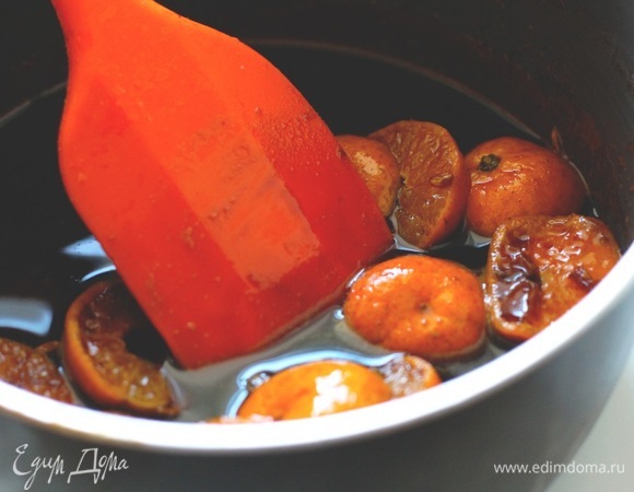 Сварить глазурь. Мед брать с нейтральным запахом, сахар как можно более темного цвета. У меня черный китайский сахар с ароматом сухофруктов. В кастрюле смешать сахар с водой, нагреть до полного растворения сахара, влить мед, соевый соус и алкоголь, добавить щепотку острого перца и варить примерно 10 минут до загустения. Глазурь помешивать, не давая пригорать. Если вы используете кумкваты и клементины, нарезать их дольками и варить вместе с глазурью, потом вынуть и оставить для подачи.