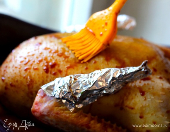 Духовку разогреть до 150–160°C. Утку выложить в лоток для запекания, на крылья и лапки надеть папильотки из фольги во избежание почернения. Запекать, переворачивая и смазывая время от времени карамелью и выделившимся жиром, примерно в течение 3 ч.