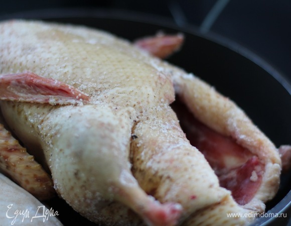 Утку густо натереть солью и положить в холодильник на 1–2 суток. Утка должна просолиться. Вынуть, соль стряхнуть, если остался излишек. Для более хрустящей кожицы утку обработать кипятком: нагреть 3 л воды, утку окунуть в кипяток, можно оставить на минуту. Кожица от кипятка стянется и будет после запекания плотнее и тоньше.