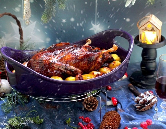 Когда птица приготовлена полностью, снять папильотки, включить духовку на 210°C и запечь до лакированной кожицы в течение нескольких минут, смазывая соусом.