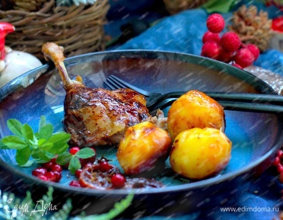 Оптимально почистить мелкий картофель, сварить его до готовности и на последнем этапе запекания выложить к утке для зарумянивания в жире и соусе.