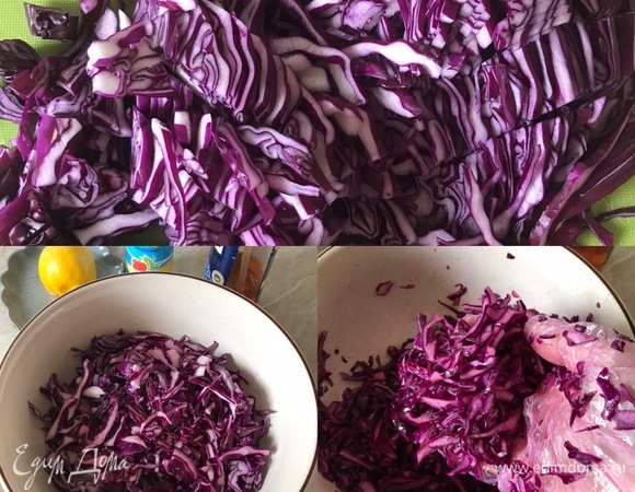 Капусту мелко нашинковать. Переложить в миску, полить лимонным соком, уксусом, посыпать солью и хорошо помять руками. Дать постоять 5–10 минут.