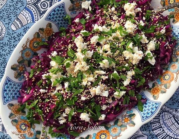 Сверху покрошить сыр, посыпать петрушкой, кунжутом и чили.