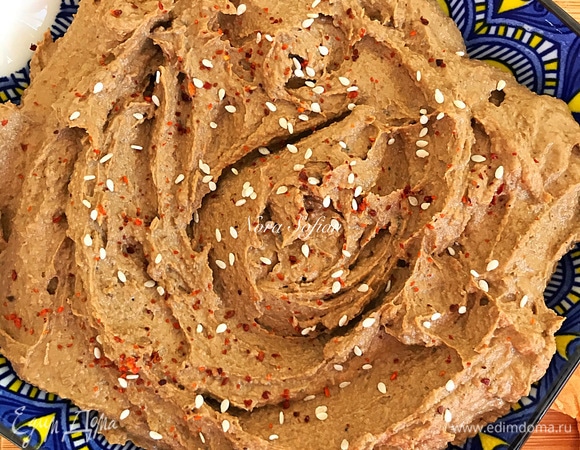 Готовый паштет переложить в посуду для подачи и по желанию посыпать чили или кунжутом.