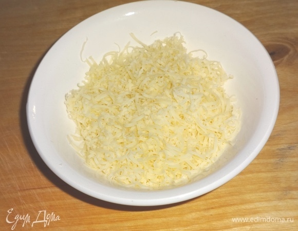 Сыр натереть на мелкой терке.