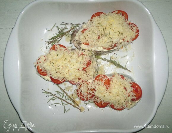 Посыпать стейки сыром и тимьяном. Выложить в форму веточки розмарина. Поставить форму в духовку, разогретую до 180°C, на 15–20 мин.