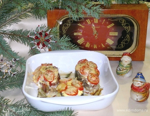 Достать форму из духовки. Можно подать запеченную рыбу прямо в форме.