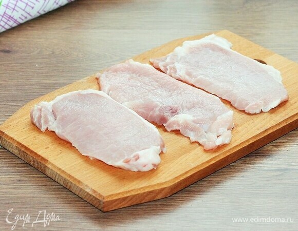 Свинину (охлажденный карбонад или корейку) нарезать кусочками толщиной 0,6–0,8 см.