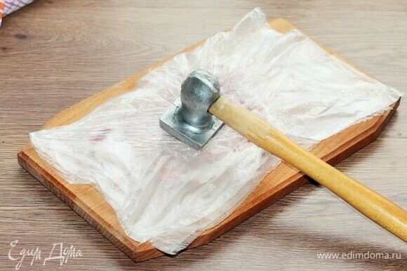 Кладем поочередно пластины мяса в прозрачный пакет и отбиваем молоточком с двух сторон.