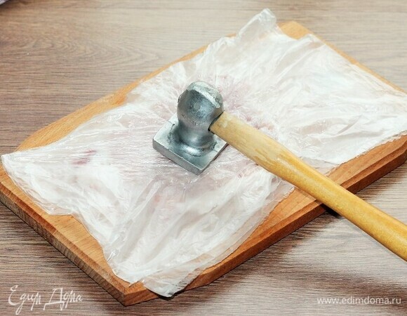 Кладем поочередно пластины мяса в прозрачный пакет и отбиваем молоточком с двух сторон.