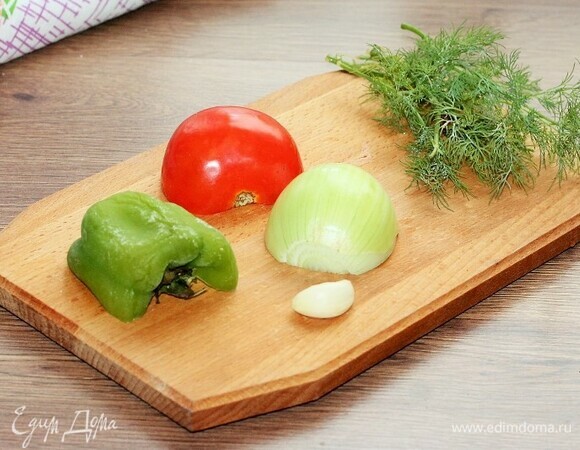 Подготовим овощи для начинки: очищаем от шелухи чеснок (1 зубчик) и лук (0,5 шт.), у помидора удаляем мякоть, у перца — семена.