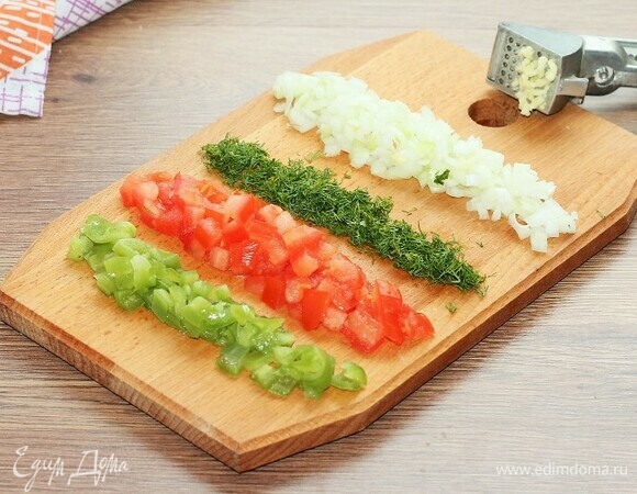 Нарезаем подготовленные овощи и грибы мелкими кубиками и мелко рубим укроп.