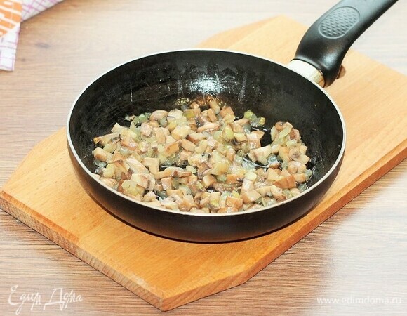 На разогретом растительном масле (3 ст. л.) обжариваем лук до прозрачности. Добавляем грибы и жарим до полуготовности.