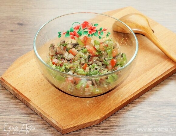 Для начинки смешиваем подготовленные овощи (прессованный чеснок, перец и помидор) с укропом (1/2 часть) и грибами с луком (3 ст. л.), солим и перчим.