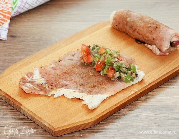 Затем кладем начинку и сворачиваем отбивную в рулет.