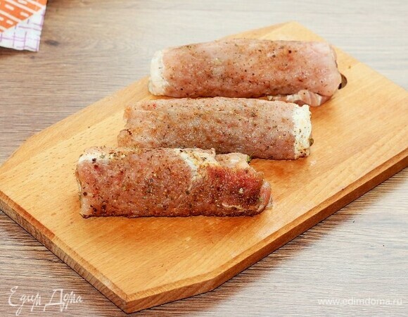 Получилось 3 рулета. На гарнир приготовим картофель.