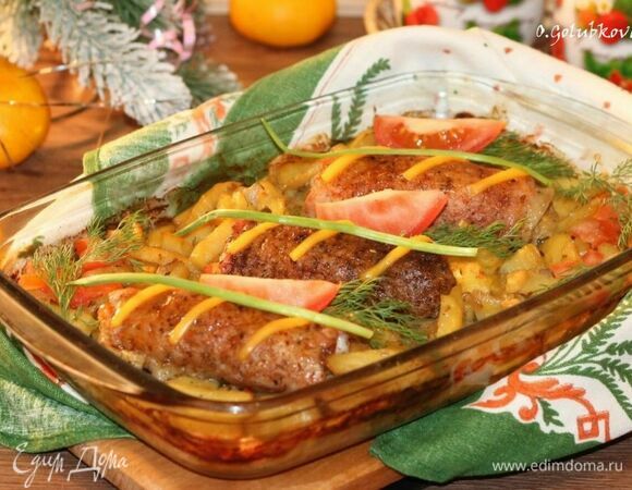 Затем перекладываем готовые рулеты на блюдо и закрываем крышкой. Картофель перемешиваем и доводим при температуре 200°C в духовке до готовности.