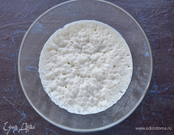 За несколько дней до приготовления штолленов сухофрукты заливаем коньяком и оставляем их для настаивания. Для опары в миску наливаем теплое молоко, растворяем в нем сахар, всыпаем пакетик дрожжей, перемешиваем до полного их растворения и всыпаем просеянную муку. Перемешиваем до относительной однородности и оставляем опару в теплом месте минут на 30–40 для подъема. Готовая опара хорошо увеличится в объеме и будет вся пронизана пузырьками.