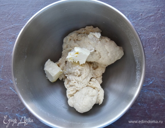 Готовую опару перекладываем в чашу кухонной машины, туда же кладем сахар, ванильный сахар, молоко, соль и яйца. Муку соединяем со специями и всыпаем частями к остальным ингредиентам. Замешиваем тесто до полного объединения всех ингредиентов. После чего в несколько приемов вводим мягкое сливочное масло.