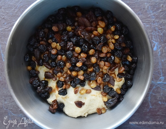 Вымешиваем тесто тщательно и долго. Тесто получается однородное, гладкое, мягкое и слегка липкое. Убираем в теплое место минут на 40–50, накрыв кухонным полотенцем, до увеличения в объеме. В подошедшее тесто вмешиваем настоявшиеся на коньяке сухофрукты.