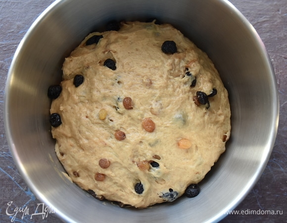 Когда все сухофрукты равномерно распределятся по тесту, подкатываем его в шар, перекладываем в миску и снова убираем в теплое место до увеличения в объеме.