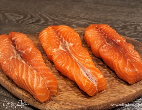 С рыбы снять кожу, убрать косточки, сложить в виде медальонов.