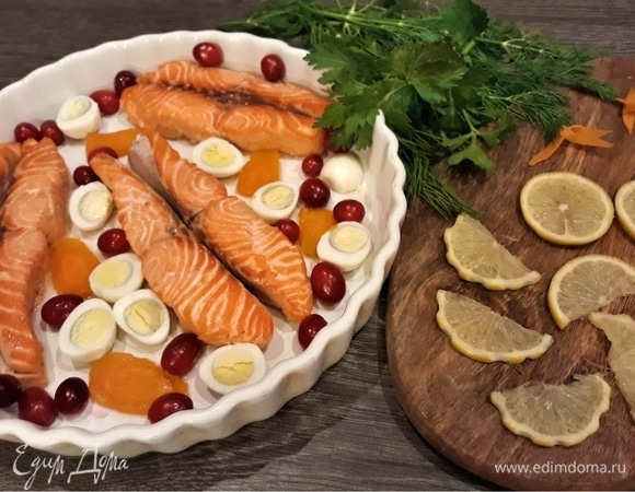 Бульон процедить в кастрюльку, положить туда рыбу и поварить минуты три. Можно добавить чуть соли, только осторожно — в пакетике с желатином (я использую всегда приправу для рыбного заливного с желатином) присутствует соль. В форму для заливного уложите отварную рыбу, яйца, нарезанные пополам, клюкву, лимон, нарезанный дольками. Добавьте немного зелени петрушки. Укроп положите по кругу, имитируя елочный веночек. Из сырой морковки я сделала немного бантиков для украшения венка. В бульон добавить желатин — 1 пакетик на 1 л бульона. Хорошо размешать и подогреть, но не кипятить.
