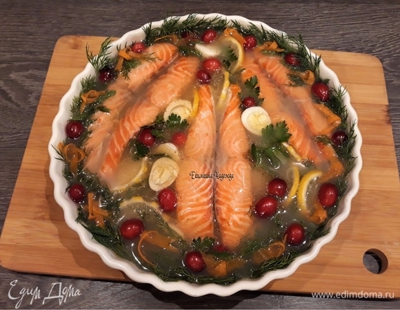 Процедить бульон и вылить в форму. Блюдо готово! Заливное в холоде застынет быстро, но лучше оставить его на ночь в холодном месте.